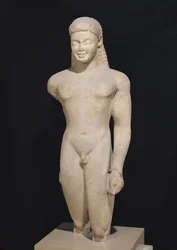 Kouros, Paroksesta, lähellä Asklepioksen pyhäköä, noin 540 eKr. (marmori) (katso myös 98017, 164837-164839)